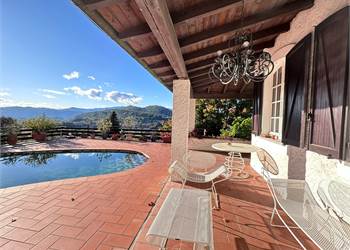 VILLA IN COLLINA CON AMPIO GIARDINO