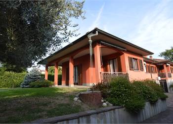 Villa for Sale in Gemonio